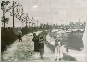 One of the methods of moving barges before engines.