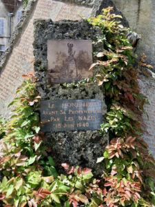 Noting that the memorial was destroyed by the Nazis in WW2