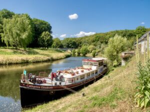 A pretty lunchtime mooring just outside the start of the tunnels.