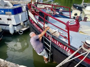 Touching up black trim at the other end of Catharina.