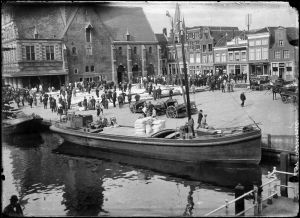 Circa 1930: Photo by P.B. Delemarre during cheese market with view from Schapenbrug to Waaggebouw and Houttil