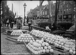 Circa 1930: Alkmaar. Cheese market. Siem Stam, Piet Verwer, Ab Meijns, wife Meijns, Degen. The boat is the Catharina Elisabeth I. Piet Verwer had a shipping company? Cheese transport by ship.