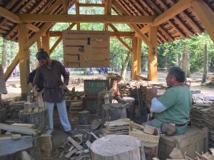 Boûcherons preparing wooden roof tiles